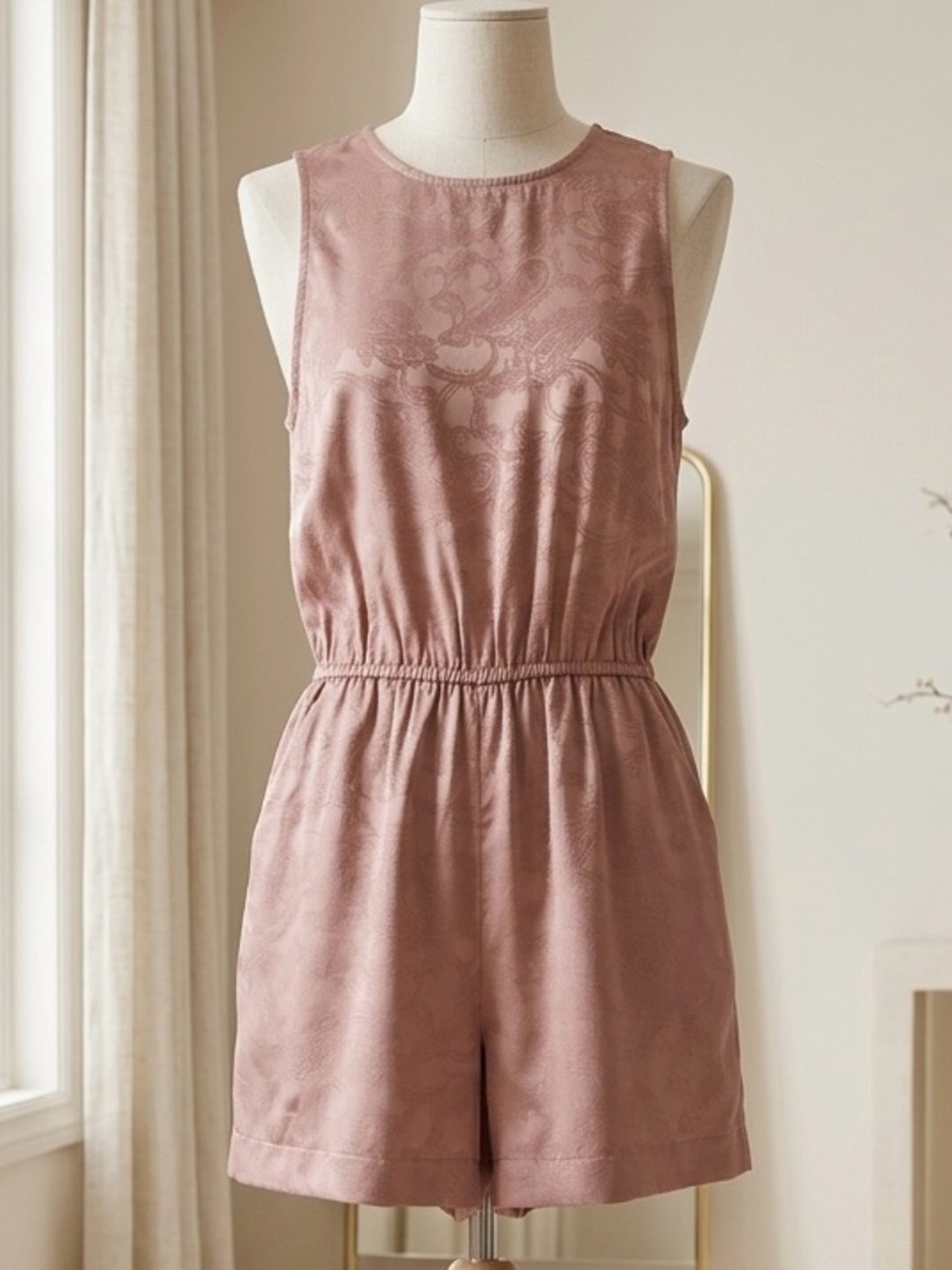 Wilfred| Aritzia| Tea-Rose Sleeveless Paisley Satin Jacquard Shorts Romper Sz XS